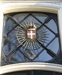 905212 Afbeelding van het venster boven de entree van het pand Nieuwegracht 14 ('Maltezerhuis') te Utrecht, met ...